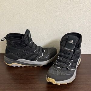 Adidas Women GoreTex Hiking Shoes sz 8 (Euro 40)